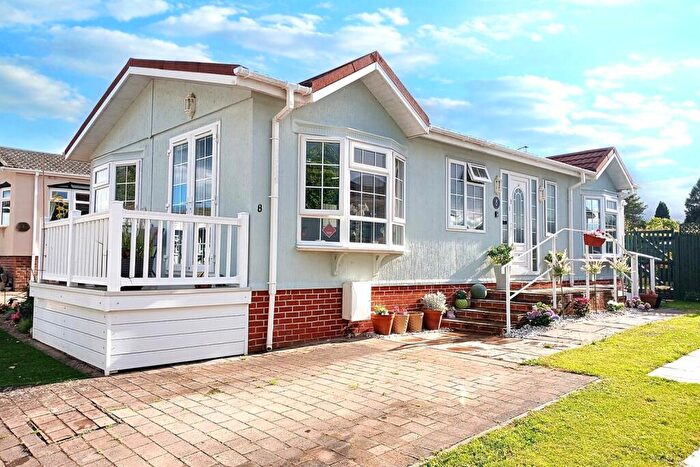 2 Bedroom Park Home For Sale In Winchester, SO21