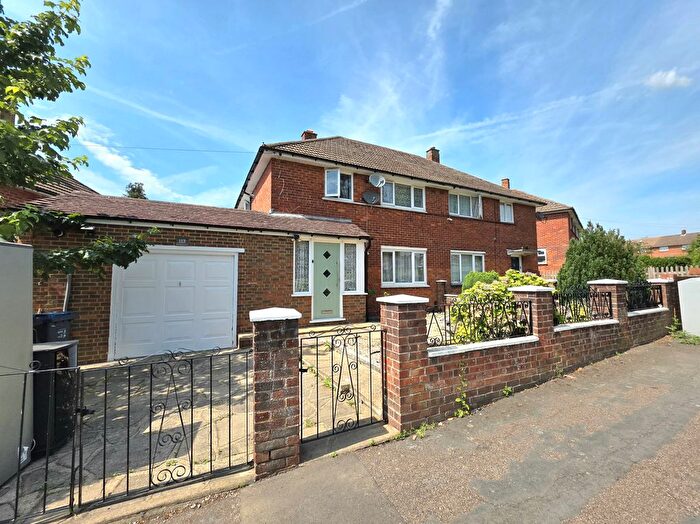 3 Bedroom Semi Detached House For Sale In Arnhem Drive, New Addington, Croydon, CR0