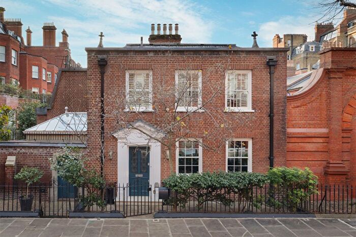 3 Bedroom Flat For Sale In Cadogan Square, Knightsbridge, London, SW1X