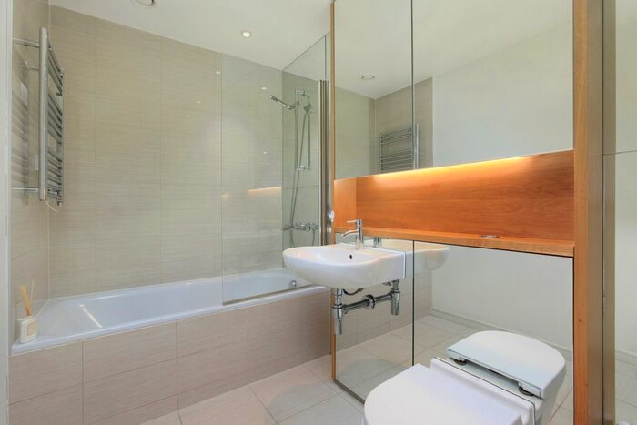 2 Bedroom Flat For Sale In Eastfields Avenue, Wandsworth, London, SW18