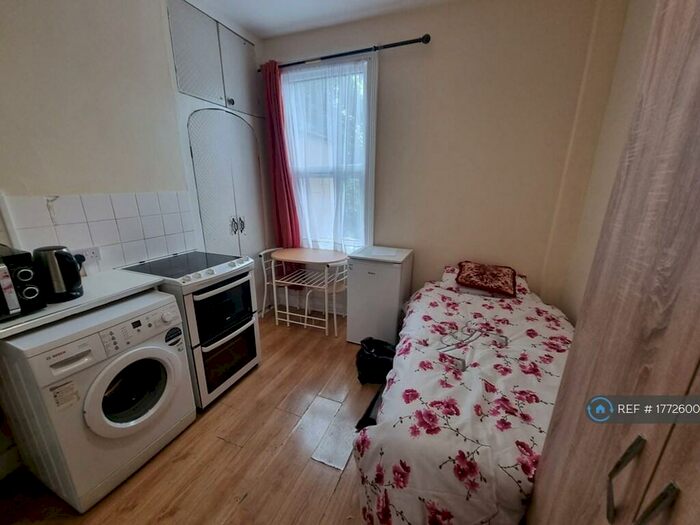 Studio To Rent In Dongola Road, London, N17