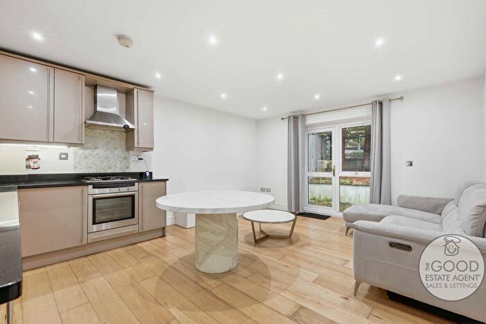 2 Bedroom Apartment For Sale In Wentworth Court, Buckhurst Hill, IG9