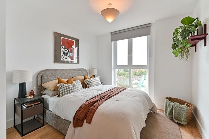 1 Bedroom Flat To Rent In Refinery Square, Slough, London, SL1