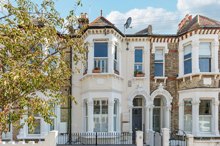 2 Bedroom Flat For Sale In Thirsk Road, London, SW11