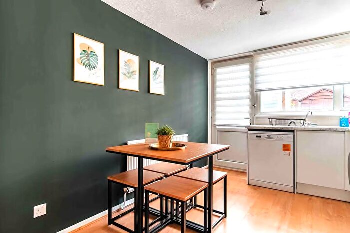 3 Bedroom Property To Rent In Caradon Way, Seven Sisters, N15