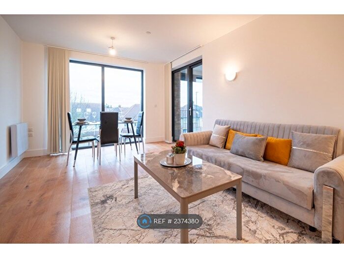 2 Bedroom Flat To Rent In Staines Road, Hounslow, TW4