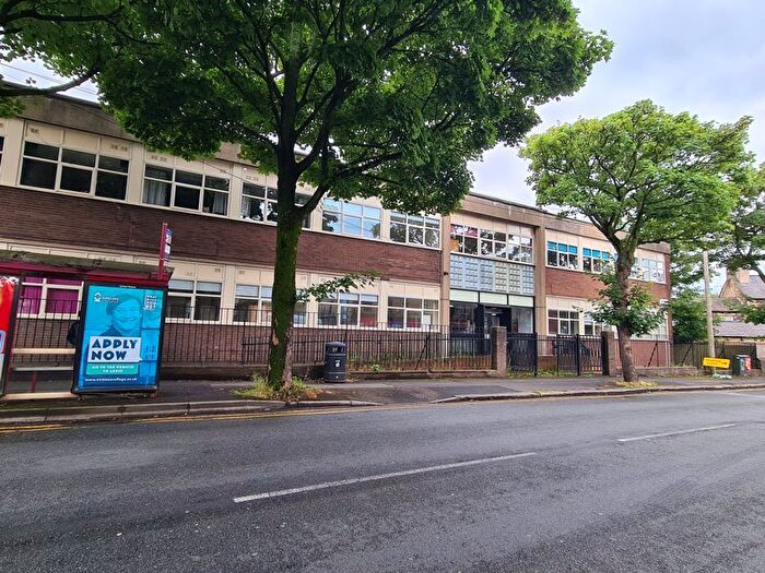 3 Bedroom Flat To Rent In Broad Lane, Huddersfield, HD5