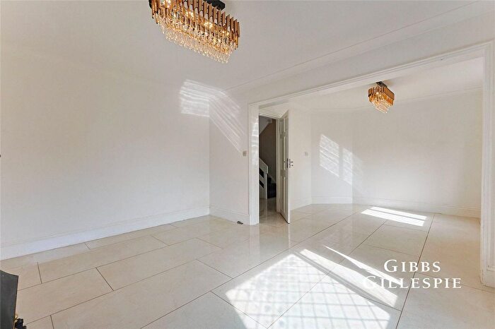 4 Bedroom Semi-Detached House To Rent In Clayton Crescent, Brentford, TW8