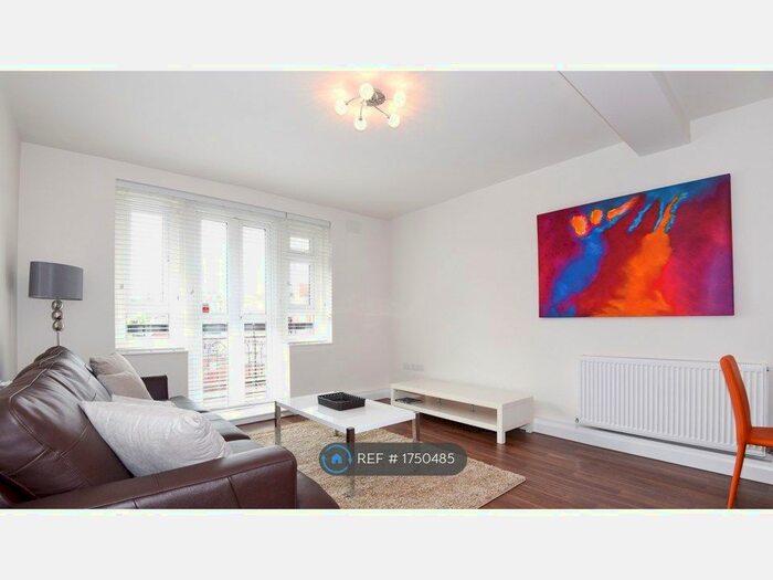 3 Bedroom Flat To Rent In Packington House, London, SW9