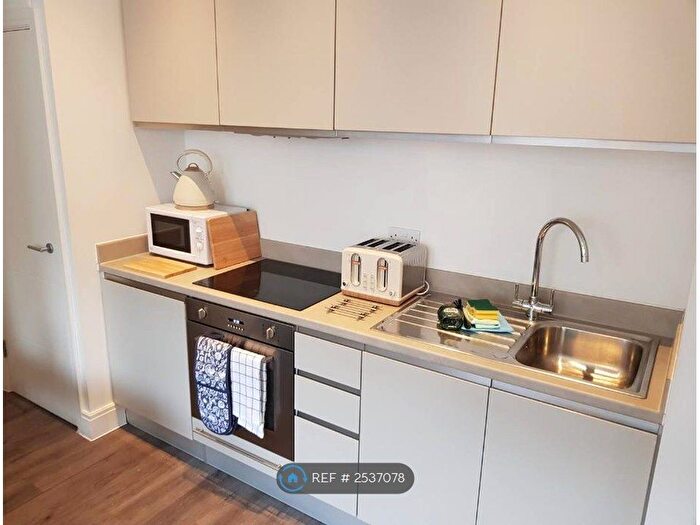 1 Bedroom Flat To Rent In Century Place, Bristol, BS2