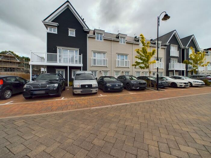 3 Bedroom Town House To Rent In Sunapee Road, Reading, RG2