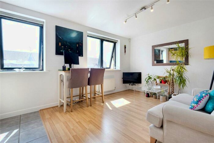 1 Bedroom Flat To Rent In Hillyfield, Walthamstow, London, E17