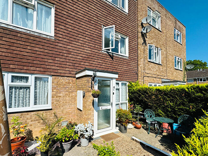 2 Bedroom Flat For Sale In Bristol Close, Crawley, RH10