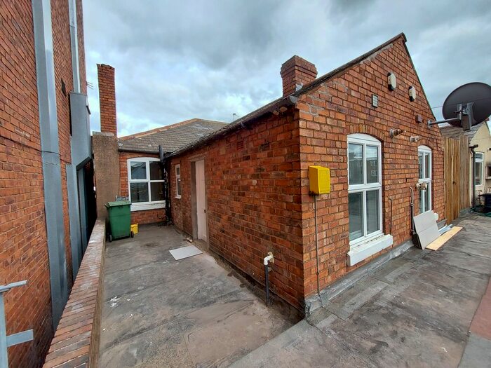 1 Bedroom Flat To Rent In Bloxwich Road, Walsall, WS3