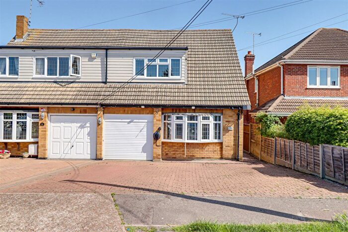 3 Bedroom Semi-Detached House For Sale In The Crescent, Hadleigh, SS7