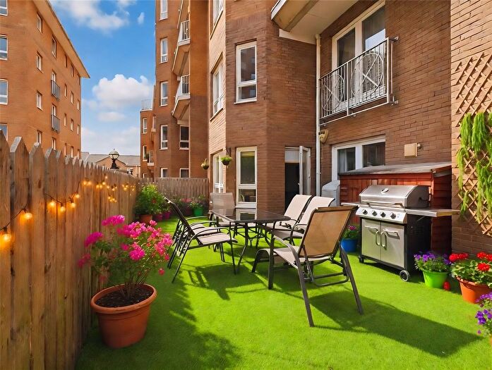2 Bedroom Flat For Sale In Homer Drive, London, E14