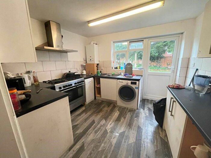 5 Bedroom Terraced House To Rent In New Peachey Lane, Uxbridge, UB8