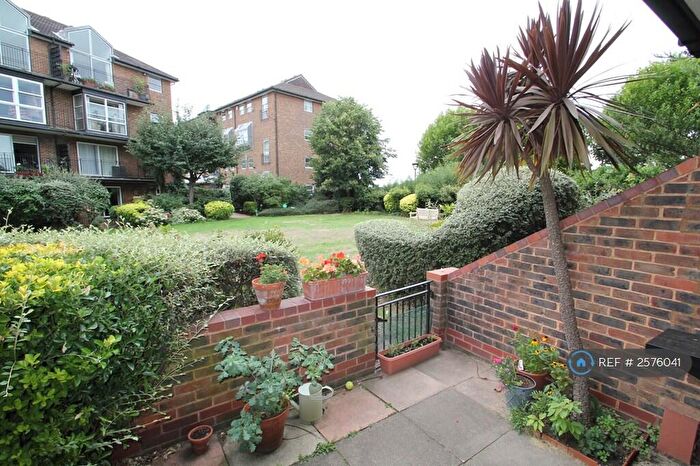 3 Bedroom Flat To Rent In North Battersea, London, SW11