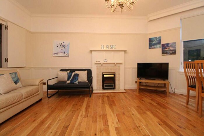 2 Bedroom Flat To Rent In Athole Gardens, Glasgow, G12