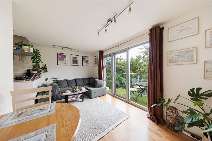 1 Bedroom Flat To Rent In Queen Mary Avenue, London, E18