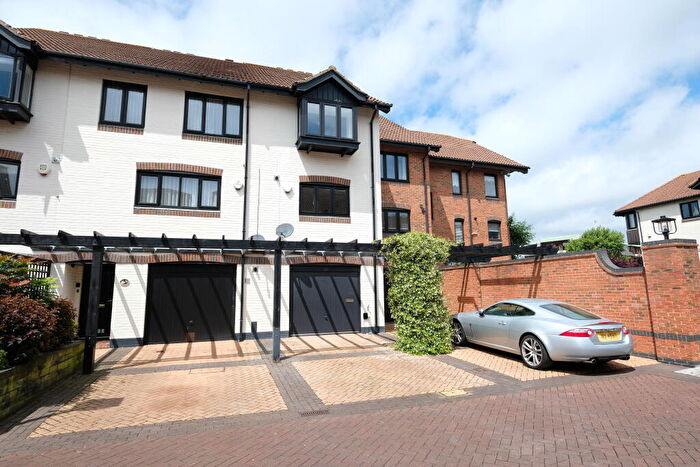 3 Bedroom Town House To Rent In Calshot Court, Southampton, SO14