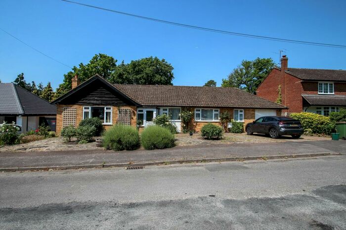 3 Bedroom Detached House To Rent In Trystings Close, Claygate, KT10