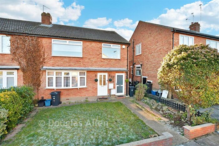 2 Bedroom Ground Maisonette For Sale In The Holt, Ilford, Essex, IG6