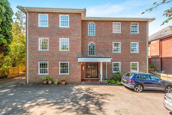 2 Bedroom Property To Rent In Albury Court, Guildford, GU1