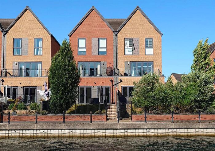 4 Bedroom Semi-Detached House For Sale In Winscar Road, Lakeside, Doncaster, DN4