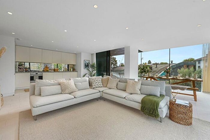 3 Bedroom Flat To Rent In Oval Road, Camden Town, London, NW1