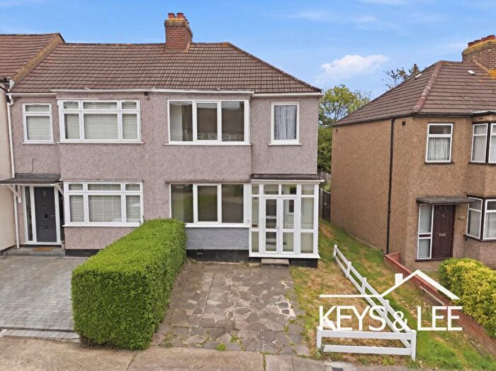 3 Bedroom End Of Terrace House For Sale In Hillfoot Avenue, Romford, RM5