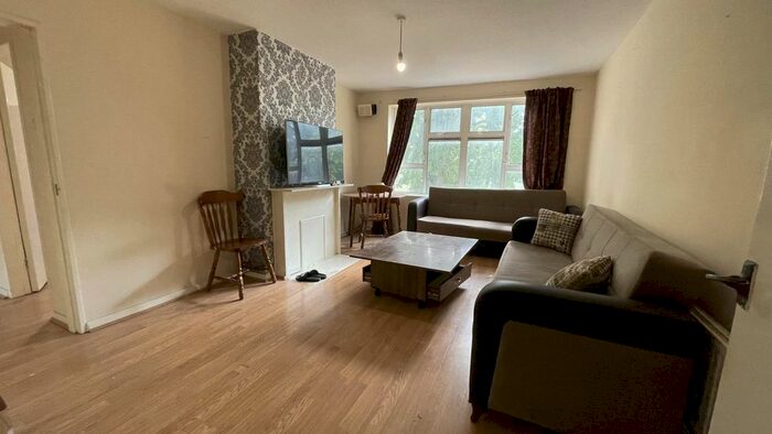 1 Bedroom Flat To Rent In Warren Court, Tottenham, N17