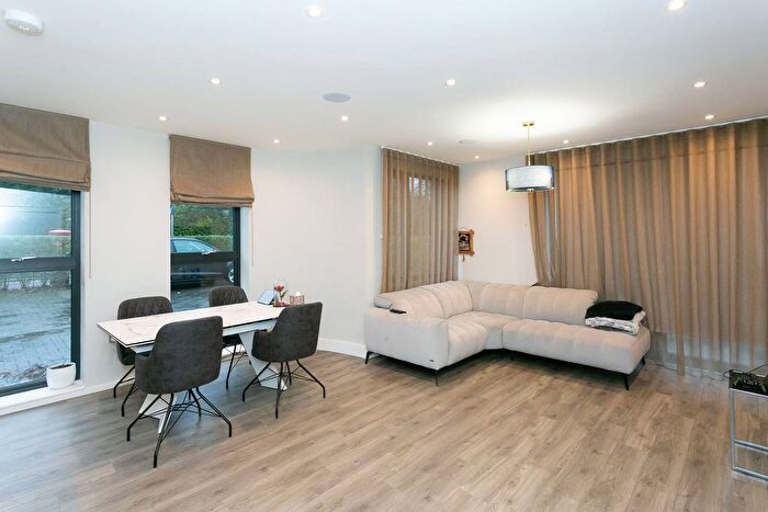 2 Bedroom Flat To Rent In High Road, Bushey, Bushey Heath, WD23