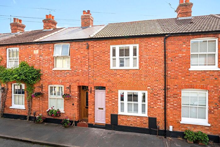 3 Bedroom Terraced House For Sale In Glencoe Road, Weybridge, KT13