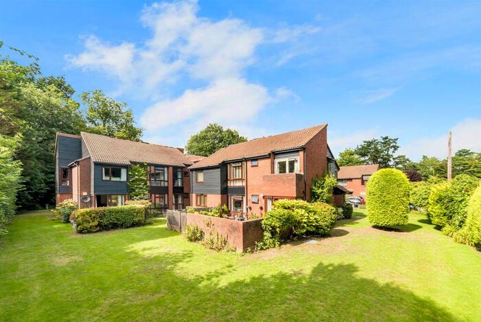 3 Bedroom Flat To Rent In High Street, Tadworth, KT20