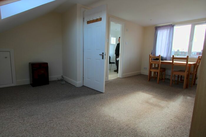 2 Bedroom Maisonette To Rent In Kingsway, London, SW14