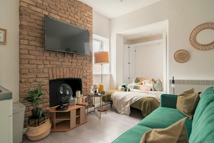 Studio To Rent In Green Lanes, London, N8