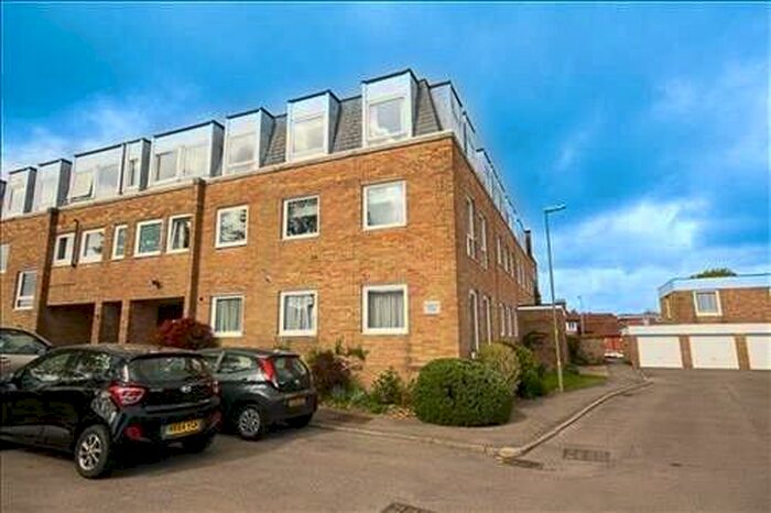 2 Bedroom Apartment To Rent In Wickham Croft, PO17