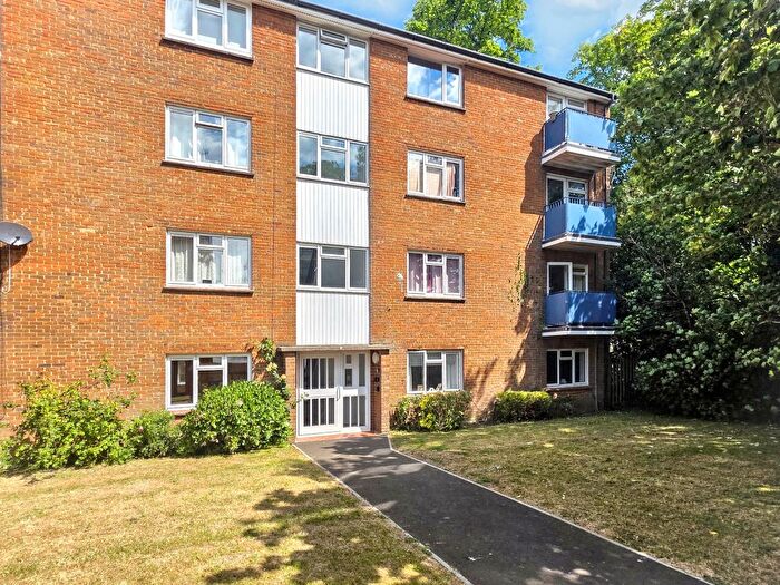 2 Bedroom Flat For Sale In Hythe Close, Tunbridge Wells, TN4