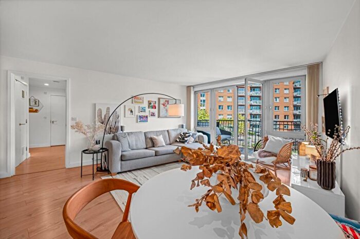 2 Bedroom Flat For Sale In Garand Court, Eden Grove, N7