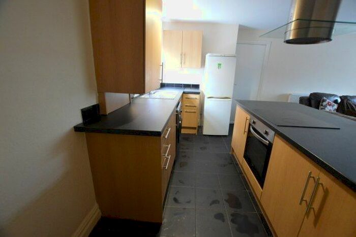 2 Bedroom Flat To Rent In Leeds Road, Wakefield, WF1