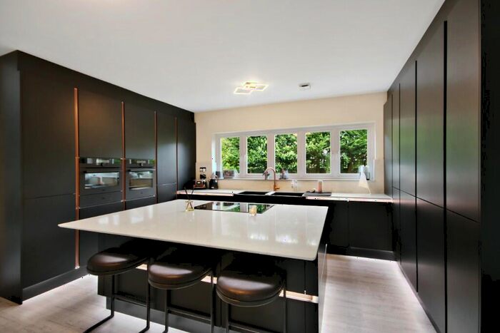 4 Bedroom Detached House For Sale In The Furrows, RH10