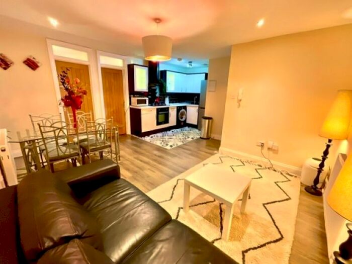2 Bedroom Flat To Rent In Tudor Street, Cardiff, CF11