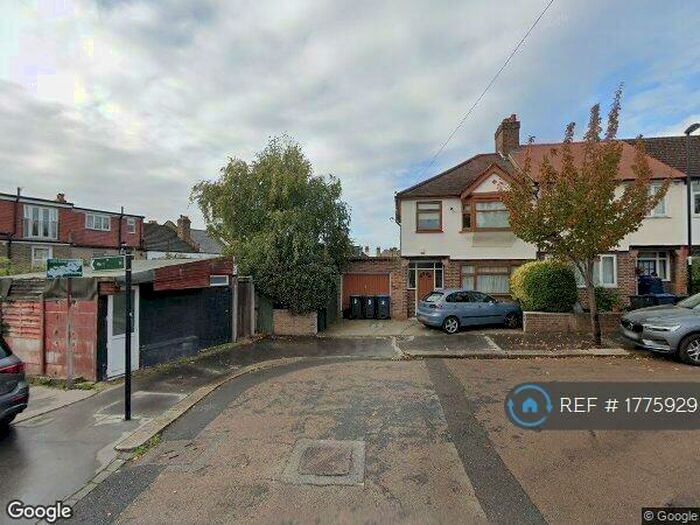 Studio To Rent In South Norwood, London, SE25