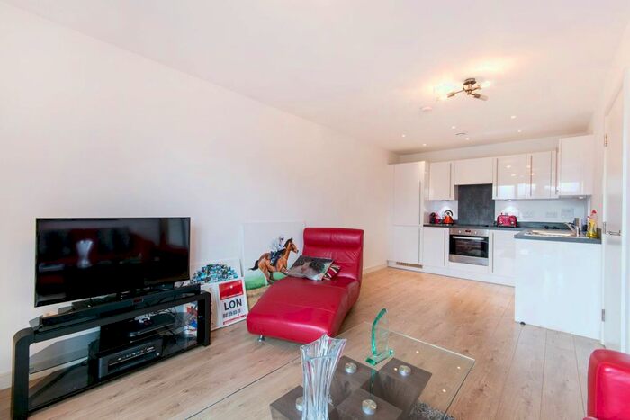 1 Bedroom Flat To Rent In Whitestone Way, Waddon, Croydon, CR0