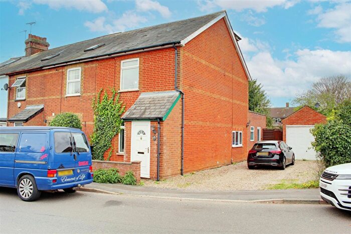 3 Bedroom Cottage For Sale In Holloways Lane, Welham Green, AL9