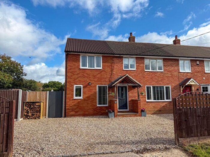 4 Bedroom Semi-Detached House For Sale In Sagecroft Road, Thatcham, RG18