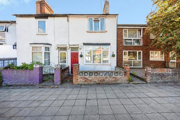 2 Bedroom End Of Terrace House For Sale In Park Street, Aylesbury, HP20