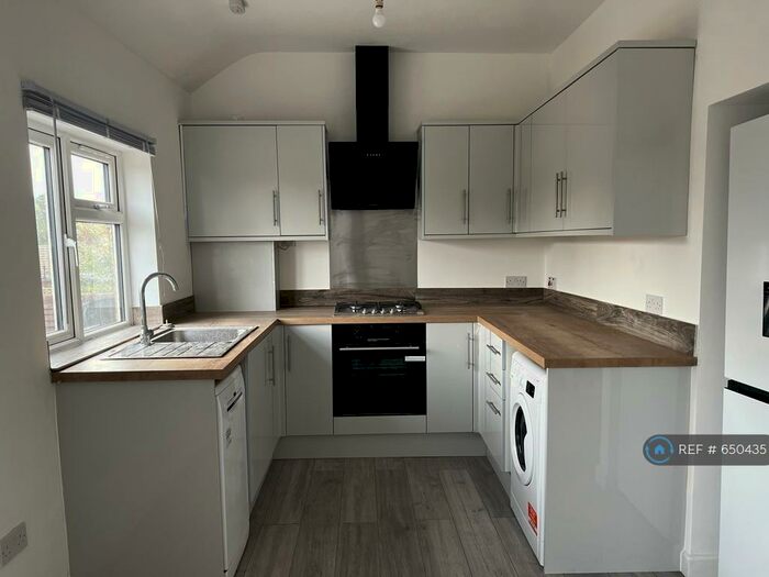 4 Bedroom Flat To Rent In Upperfloor, Wallington, SM6