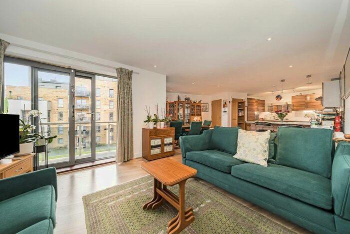 2 Bedroom Flat For Sale In St. Georges Grove, London, SW17